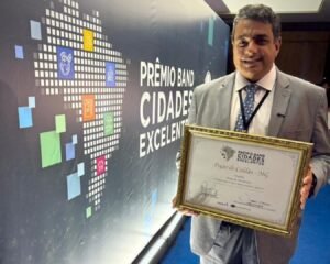 Prefeito de Poços de Caldas, Paulo Ney durante a premiação da edição 2025 do Prêmio Band Cidades Excelentes.