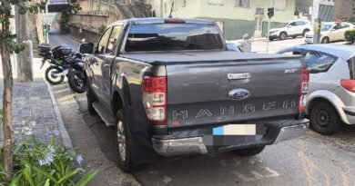 caminhonete abordada durante fiscalização dos agentes de trânsito do Demturan de Poços de Caldas-MG