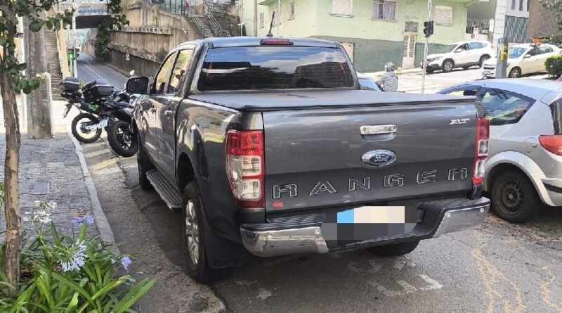 caminhonete abordada durante fiscalização dos agentes de trânsito do Demturan de Poços de Caldas-MG