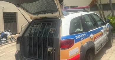 Viatura da PM em frente a delegacia de Polícia Civil de Andradas