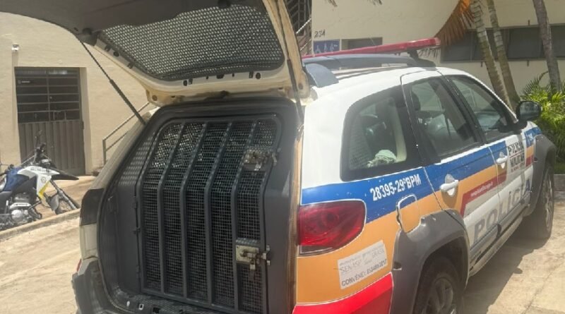 Viatura da PM em frente a delegacia de Polícia Civil de Andradas