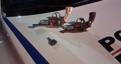 apreensão de dois revólveres durante uma perseguição policial no bairro Nova Aparecida em Poços de Caldas-MG