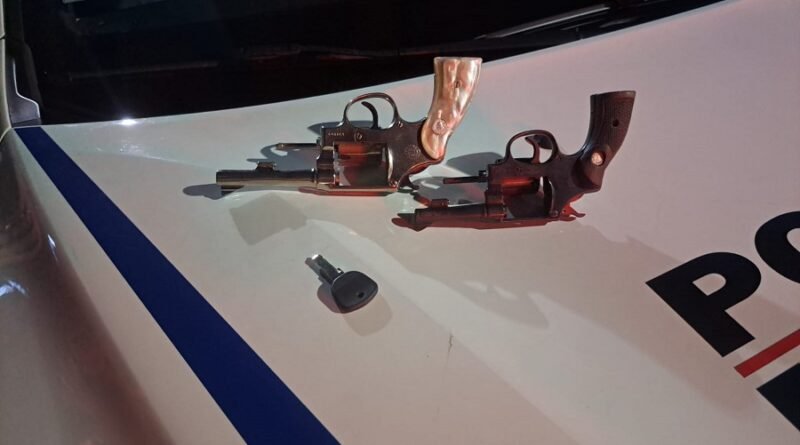 apreensão de dois revólveres durante uma perseguição policial no bairro Nova Aparecida em Poços de Caldas-MG