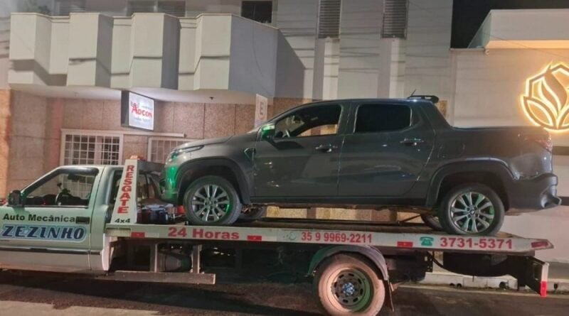 caminhonete roubada recuperada pela PM de Andradas