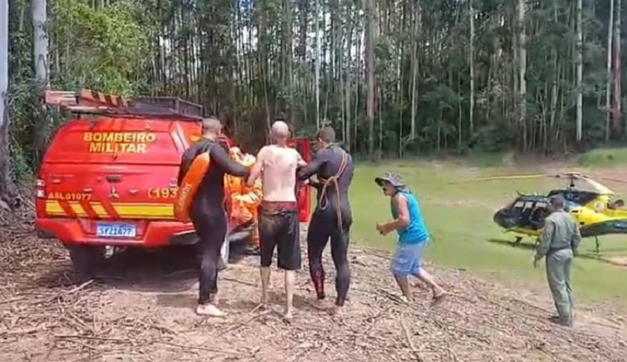 banhista sendo resgatado pelos bombeiros e 6 brave