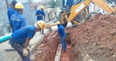 Equipes do DMAE de Poços de Caldas trabalhando no reparo de uma adutora que se rompeu na zona oeste de Poços de Caldas-MG