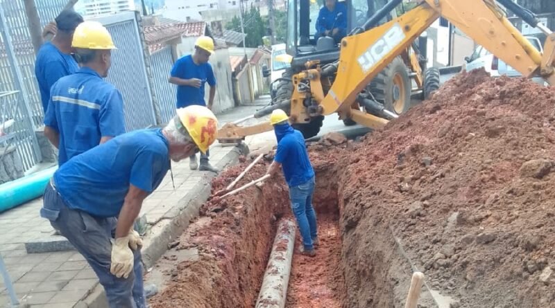 Equipes do DMAE de Poços de Caldas trabalhando no reparo de uma adutora que se rompeu na zona oeste de Poços de Caldas-MG