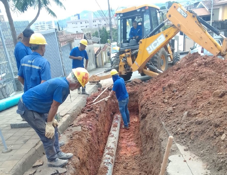 Equipes do DMAE de Poços de Caldas trabalhando no reparo de uma adutora que se rompeu na zona oeste de Poços de Caldas-MG