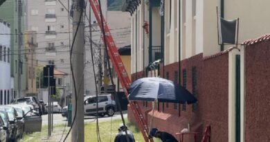 técnicos da telemidia em Poços de Caldas fazendo reparo do cabo de fibra optica rompido