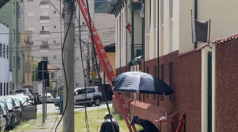 técnicos da telemidia em Poços de Caldas fazendo reparo do cabo de fibra optica rompido