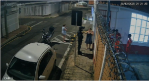 Avó e mãe de um bebê pedindo socorro aos bombeiros depois que a criança se engasgou com medicamento em Andradas-MG