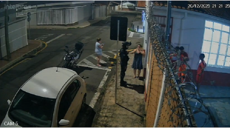 Avó e mãe de um bebê pedindo socorro aos bombeiros depois que a criança se engasgou com medicamento em Andradas-MG