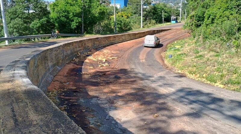 trecho da Serra de Campestrinho sujo com resíduos de óleo vegetal e pó de serragem