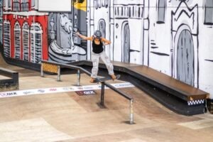 skatista Nina Dias durante manobra no Campeonato Brasileiro Sub-16 de Street Skateboarding CBSk 2025