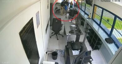 recém-nascido recendo primeiros socorros da equipe da PRF de Poços de Caldas após se engasgar