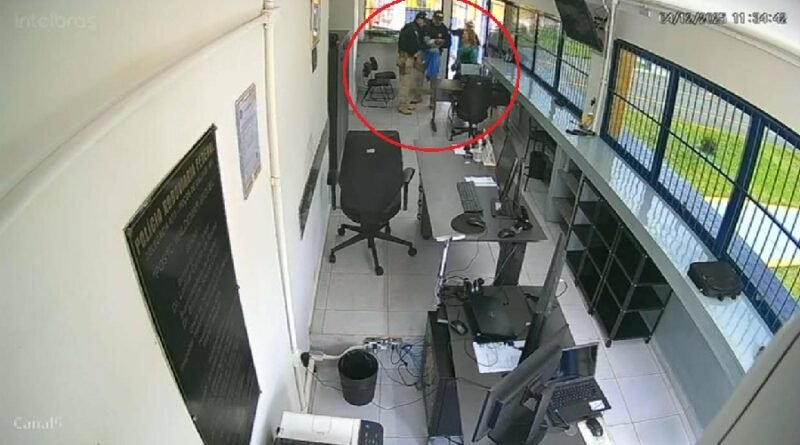 recém-nascido recendo primeiros socorros da equipe da PRF de Poços de Caldas após se engasgar