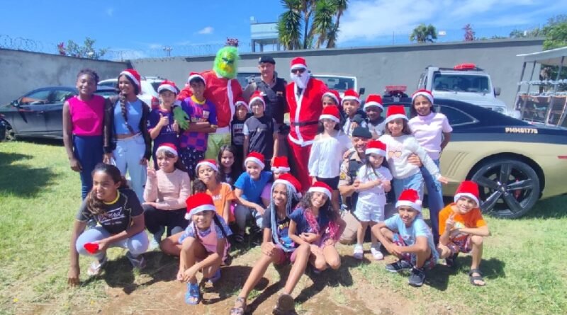 entrega de presentes em ação solidária de natal da PM em Poços de Caldas