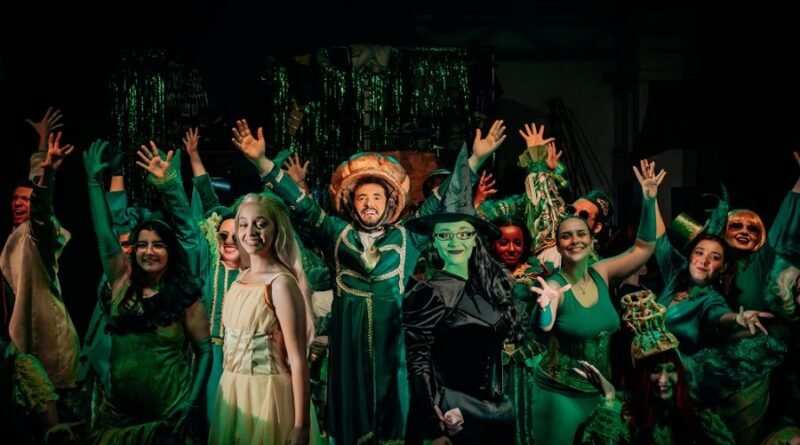 ensaio dos atores do Teatro Musical Poços de Caldas para o espetáculo Wicked