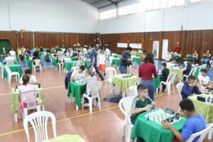 enxadristas durante o Torneio Municipal de Xadrez em Poços de Caldas-MG