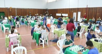 enxadristas durante o Torneio Municipal de Xadrez em Poços de Caldas-MG