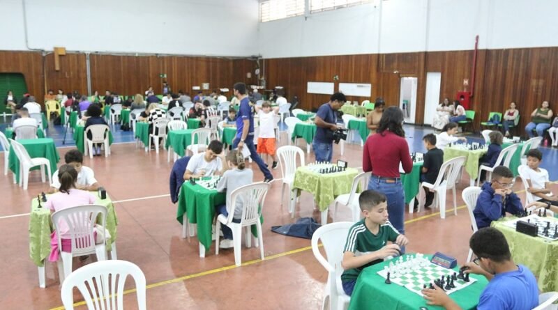 enxadristas durante o Torneio Municipal de Xadrez em Poços de Caldas-MG