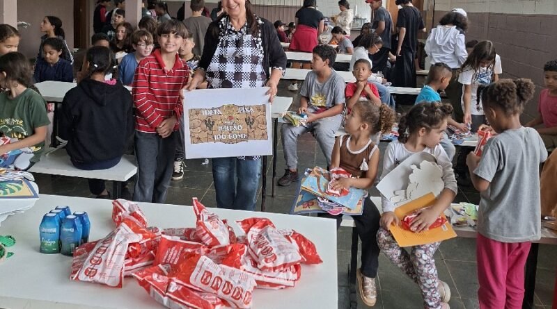 atividade de artesanto com crianças no projeto ideia fixa