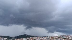 panorâmica de bairros em Poços de Caldas com nuvens carregadas