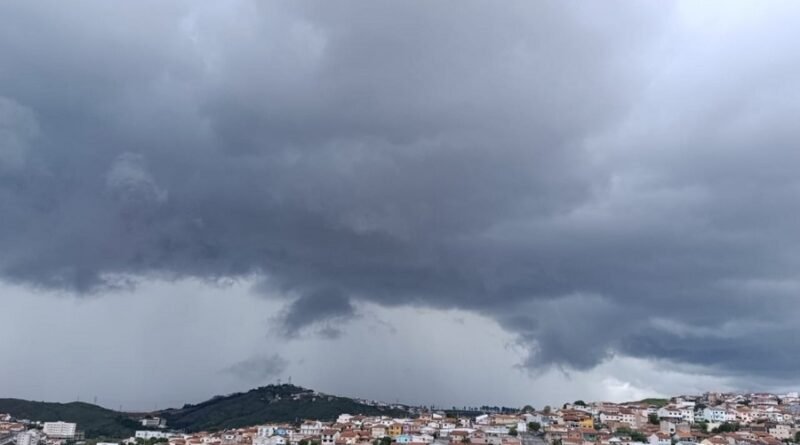 panorâmica de bairros em Poços de Caldas com nuvens carregadas