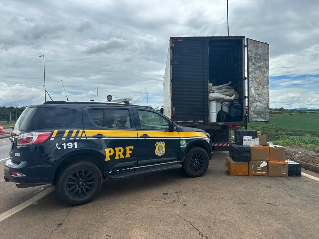 Viatura da PRF durante apreensão de mercadorias irregulares
