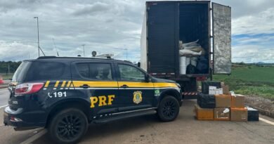 Viatura da PRF durante apreensão de mercadorias irregulares