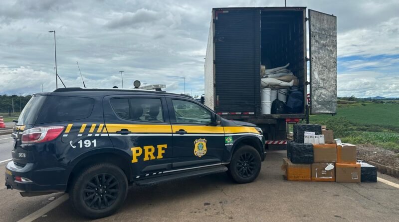 Viatura da PRF durante apreensão de mercadorias irregulares