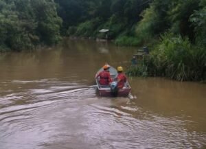 Bombeiros realizando buscas no Rio por mulher desaparecida