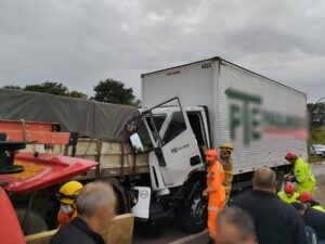 Bombeiros em atendimento a vítima de acidente na MGC 491 em Alfenas -mg
