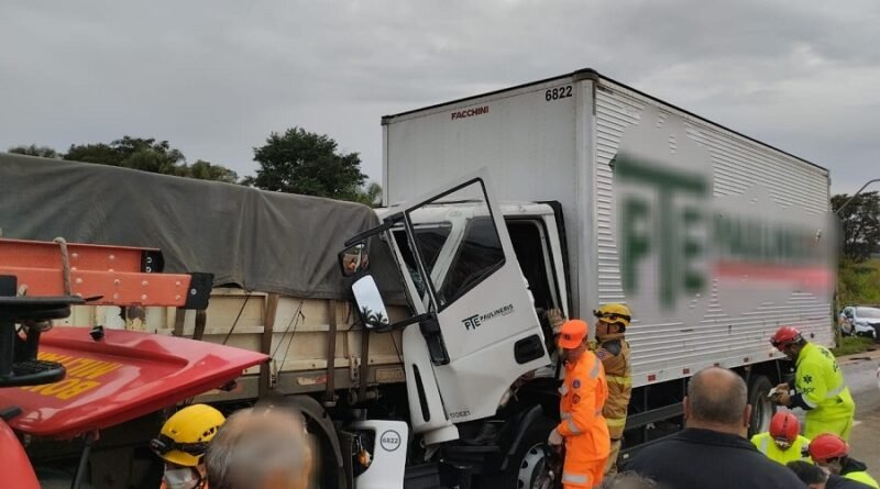 Bombeiros em atendimento a vítima de acidente na MGC 491 em Alfenas -mg
