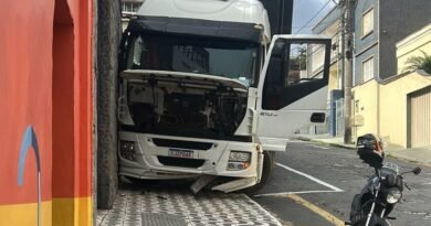 carreta envolvida em acidente no centro de Poços de Caldas-MG