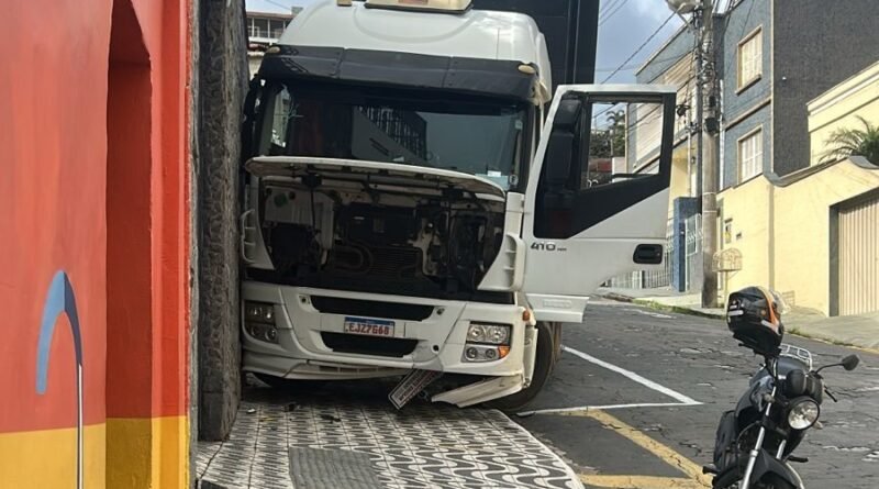 carreta envolvida em acidente no centro de Poços de Caldas-MG