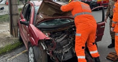bombeiros em atendimento em acidente de trânsito na rua Coronel Virgilio Sivla, em Poços de Caldas-MG