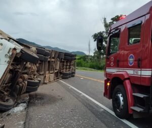 Carreta acidentadas na SP-342 em Águas da Prata-SP