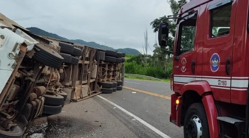 Carreta acidentadas na SP-342 em Águas da Prata-SP