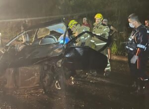 Bombeiros em atendimento a um acidente fatal na BR 265 em Ilicínea-MG