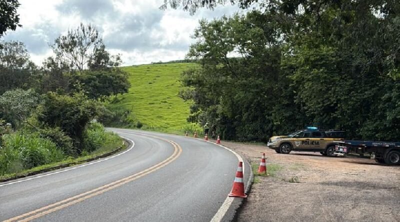 viatura da Polícia Militar Rodoviária em atendimento a um acidente fatal na MG 455 em Andradas-MG