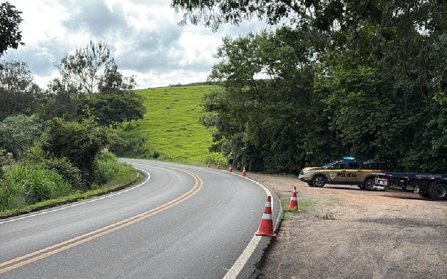 viatura da Polícia Militar Rodoviária em atendimento a um acidente fatal na MG 455 em Andradas-MG