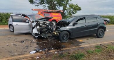 carros envolvidos em acidente fatal na rodovia Waldemar Miguel, entre Serrania e Alfenas