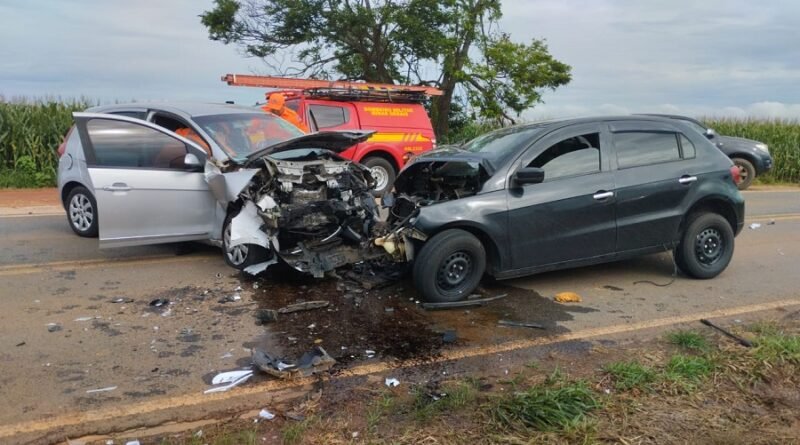 carros envolvidos em acidente fatal na rodovia Waldemar Miguel, entre Serrania e Alfenas