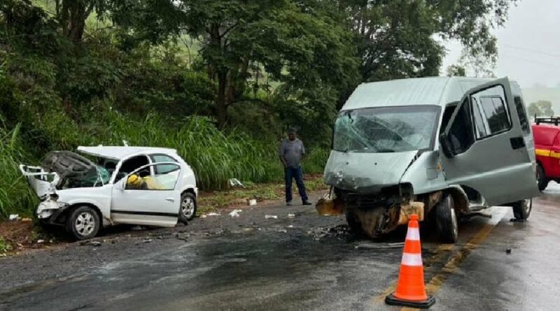 carro de passeio e van envolvidos em acidente na MG 179 em São João da Mata-MG