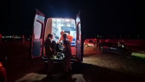 Bombeiros em atendimento a um motociclista que se acidentou em rodovia em Alfenas (MG)