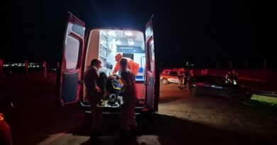 Bombeiros em atendimento a um motociclista que se acidentou em rodovia em Alfenas (MG)