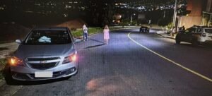 carro envolvido em acidente de trânsito na avenida Lisboa, no Jardim Europa, em Poços de Caldas-MG