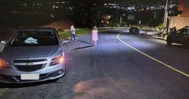 carro envolvido em acidente de trânsito na avenida Lisboa, no Jardim Europa, em Poços de Caldas-MG