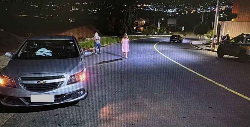 carro envolvido em acidente de trânsito na avenida Lisboa, no Jardim Europa, em Poços de Caldas-MG